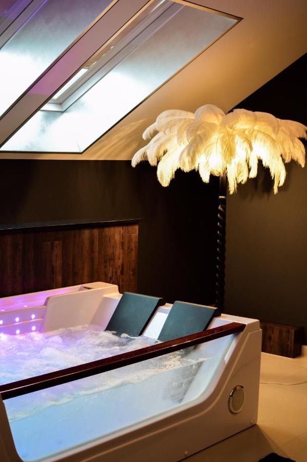 Deluxe Suite Spa Bath