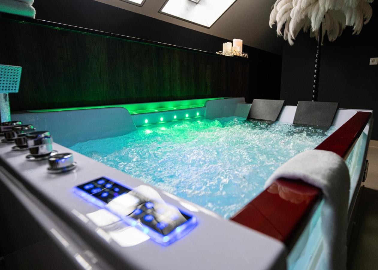 Deluxe Suite Spa Bath